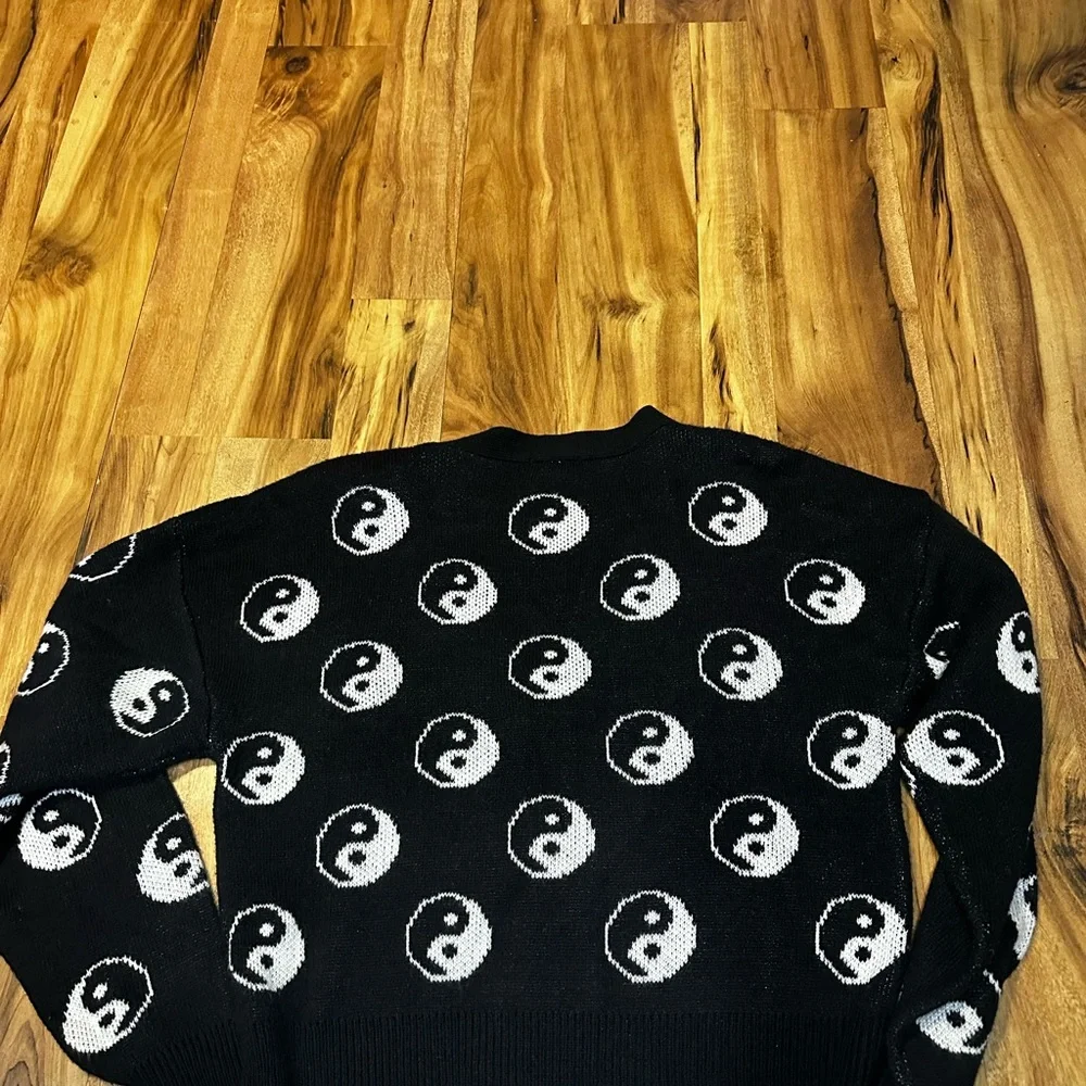 Derek Heart Yin Yang Cardigan Medium Black Cropped Y2K Grunge Knit Sweater